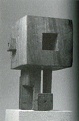 1952 - Kubuskoerper I - Nussbaum - Privatbesitz Frankreich- 39.8x26x21.7cm